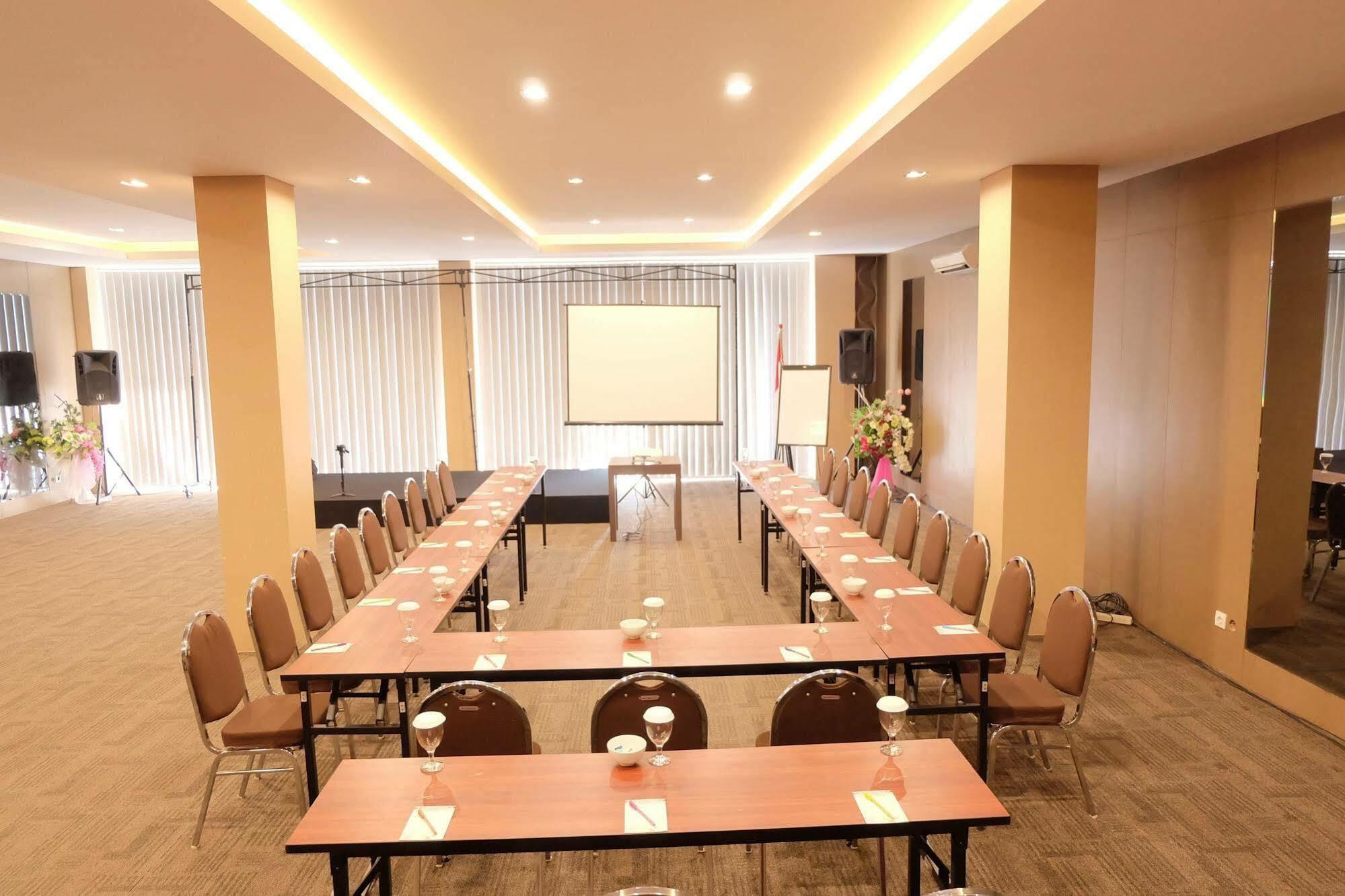 Viva Hotel Kediri, Azana Hotels Collection Kediri  Exterior foto